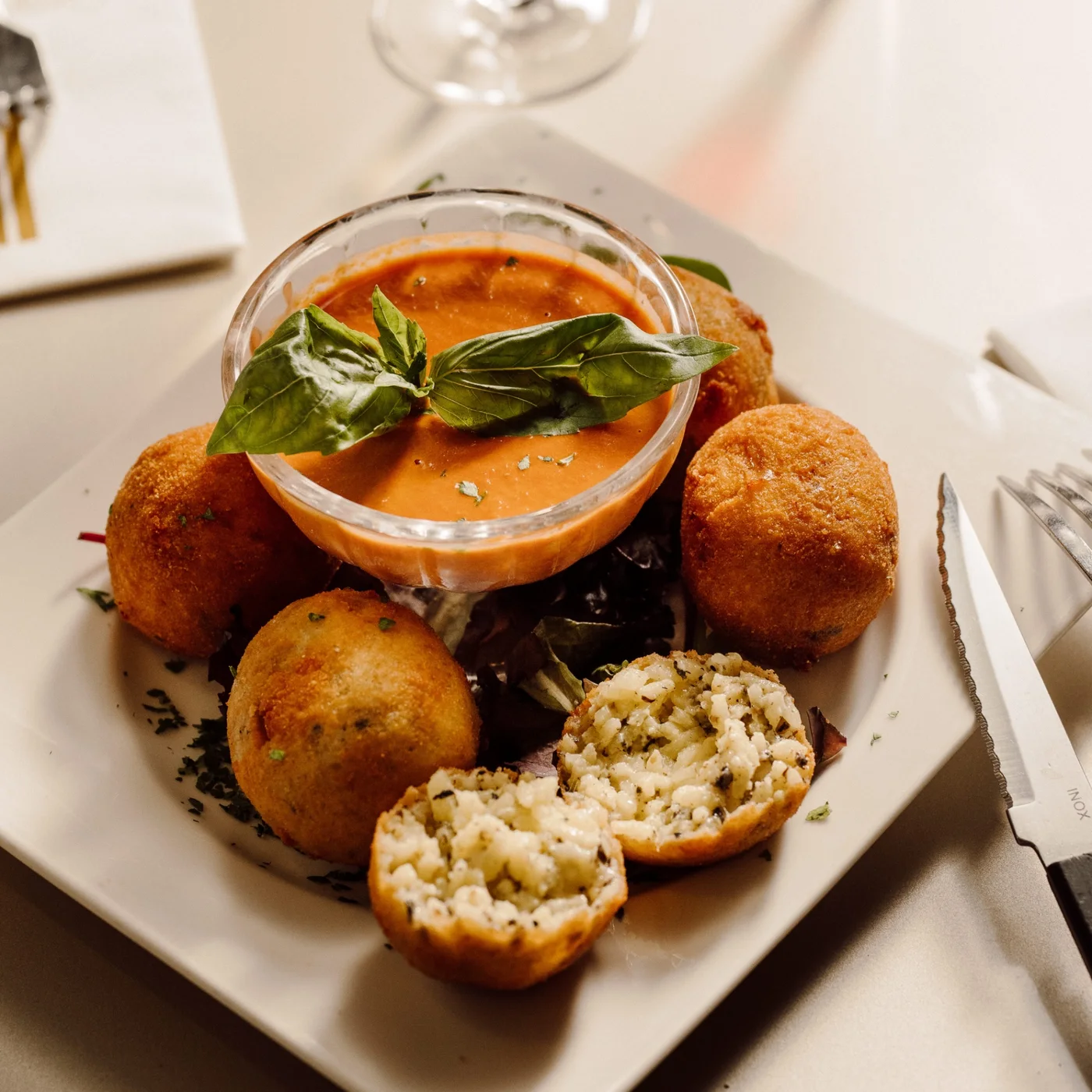 Arancini siciliens et sauce tomate au basilic