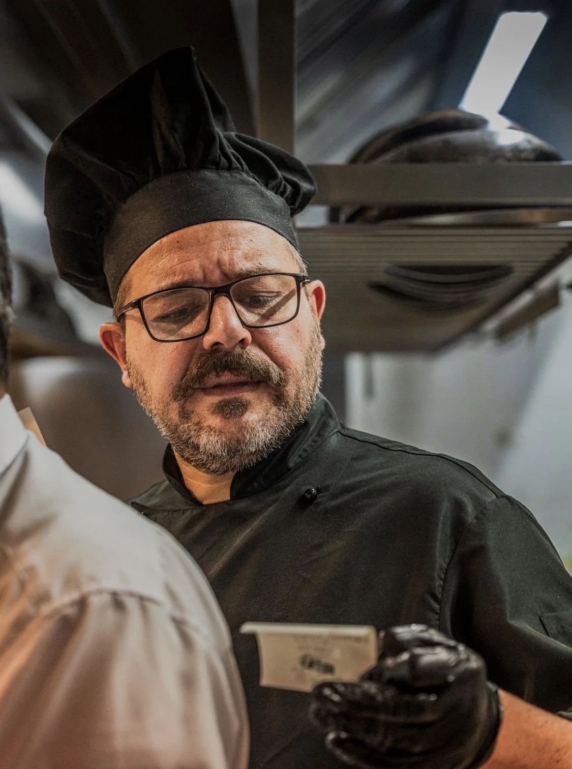 Le chef en cuisine, lors du service