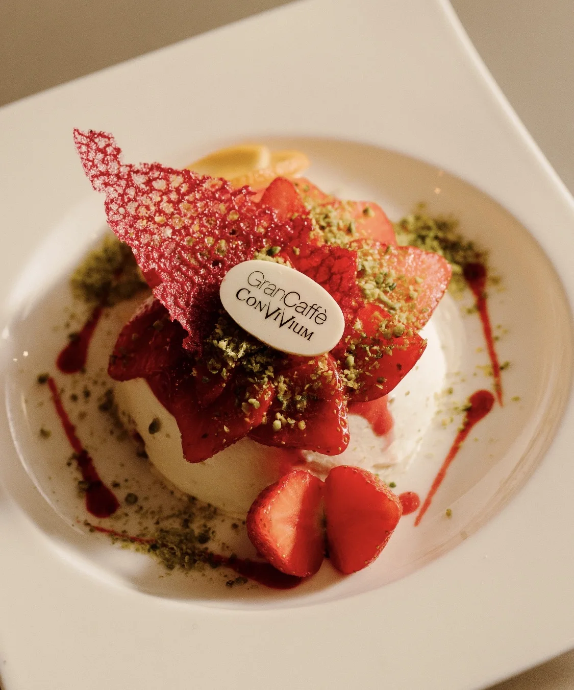 Dessert aux fraises et pistaches signé Gran Caffè Convivium
