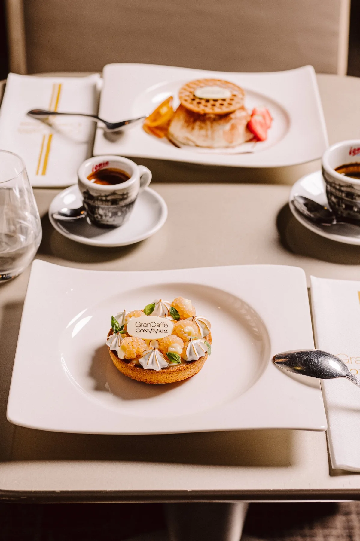 Tartelette aux framboises et meringues, signée Gran Caffè Convivium, et espresso