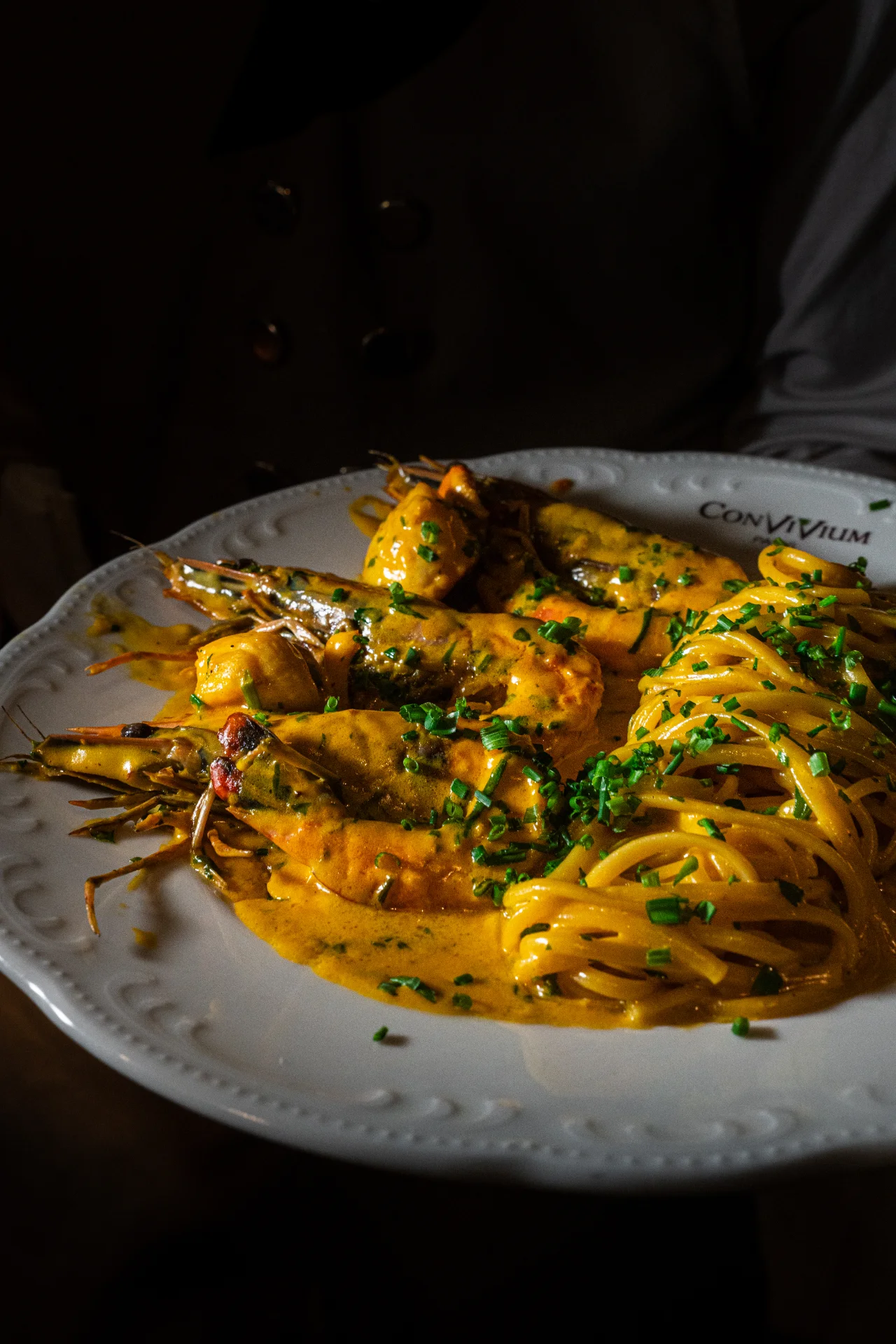 Linguine aux gambas et sauce safranée, présentées en salle