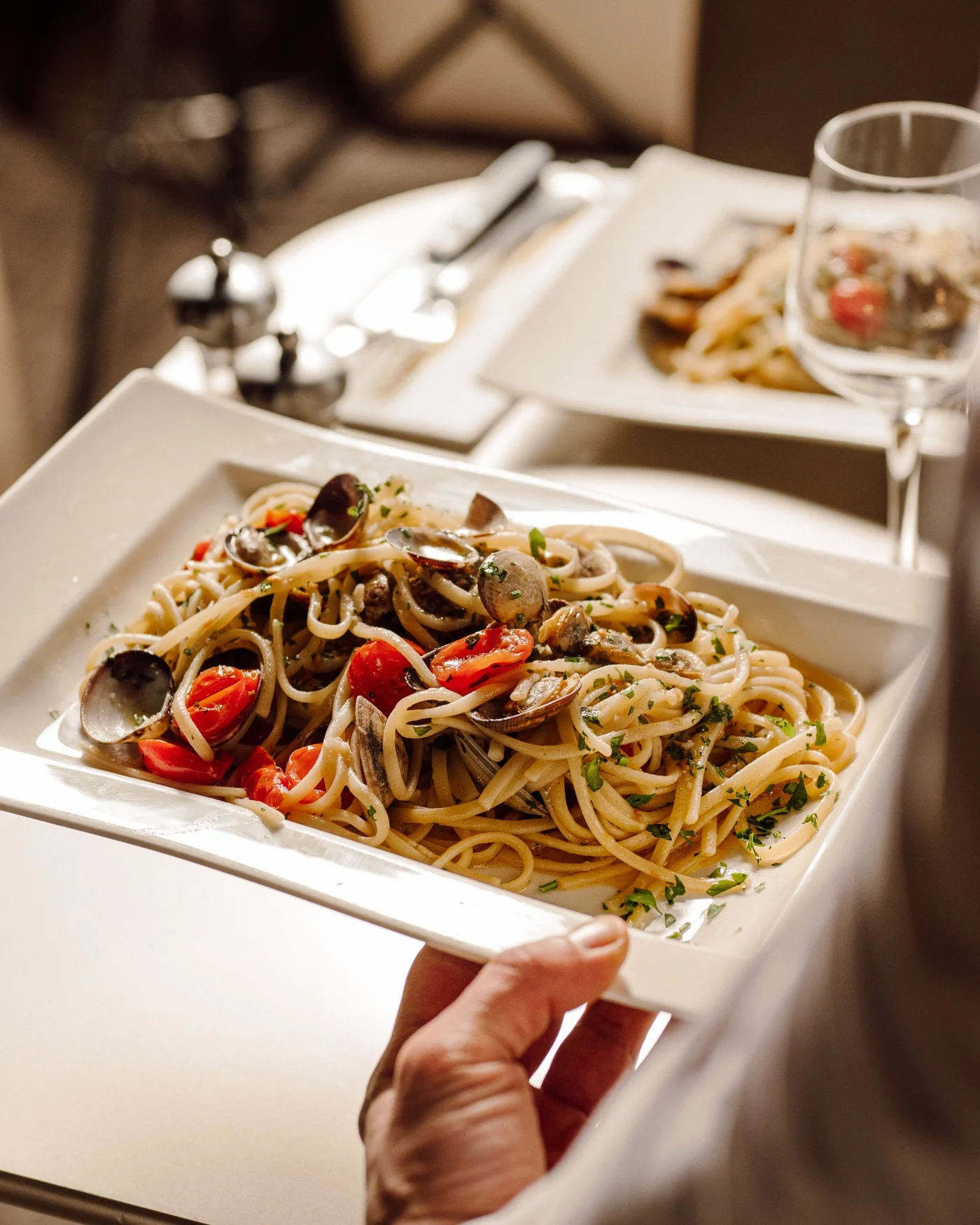 Linguine alle vongole servies en salle