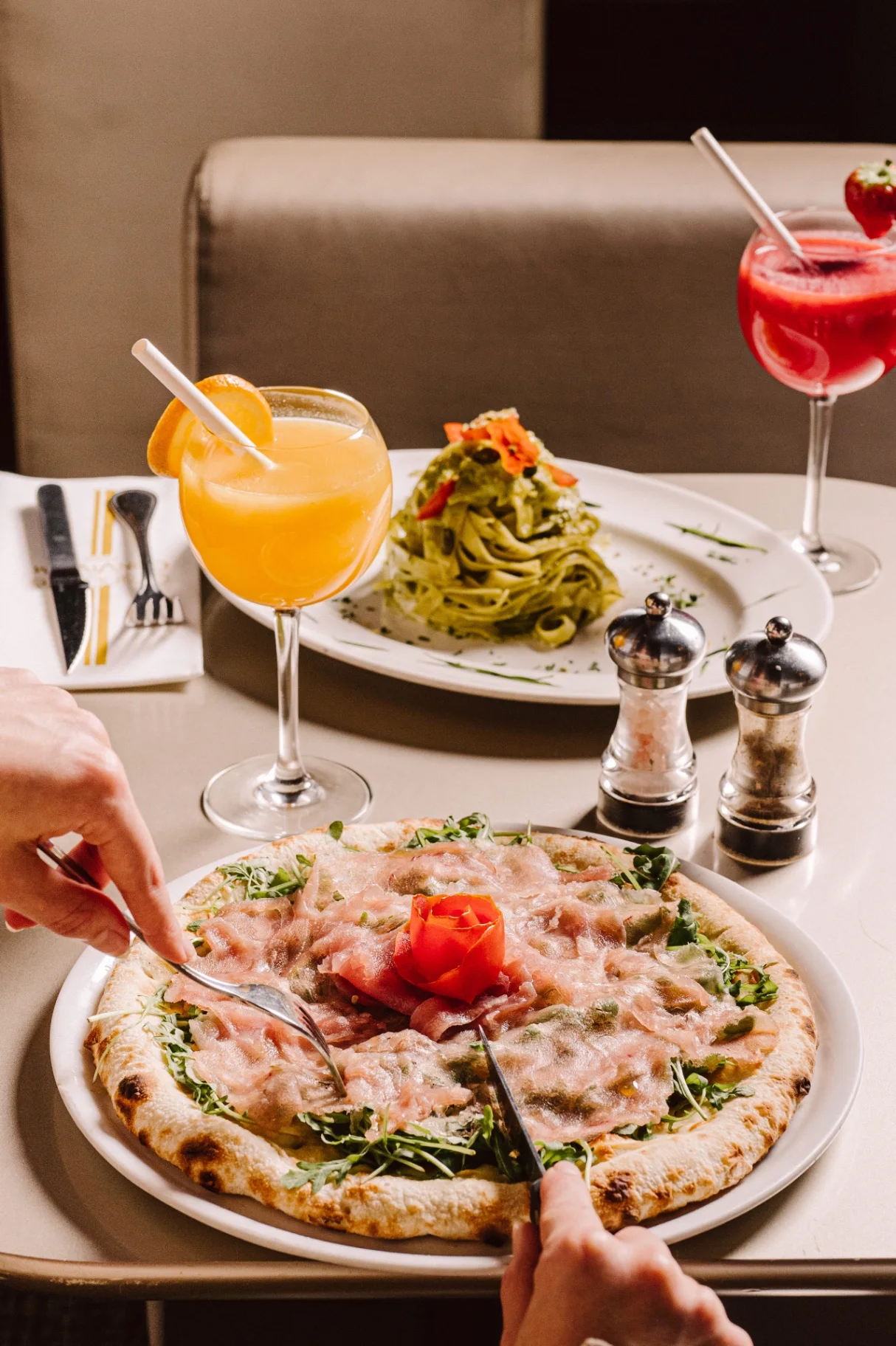 Pizza au carpaccio et roquette, tagliatelle au pesto et jus frais