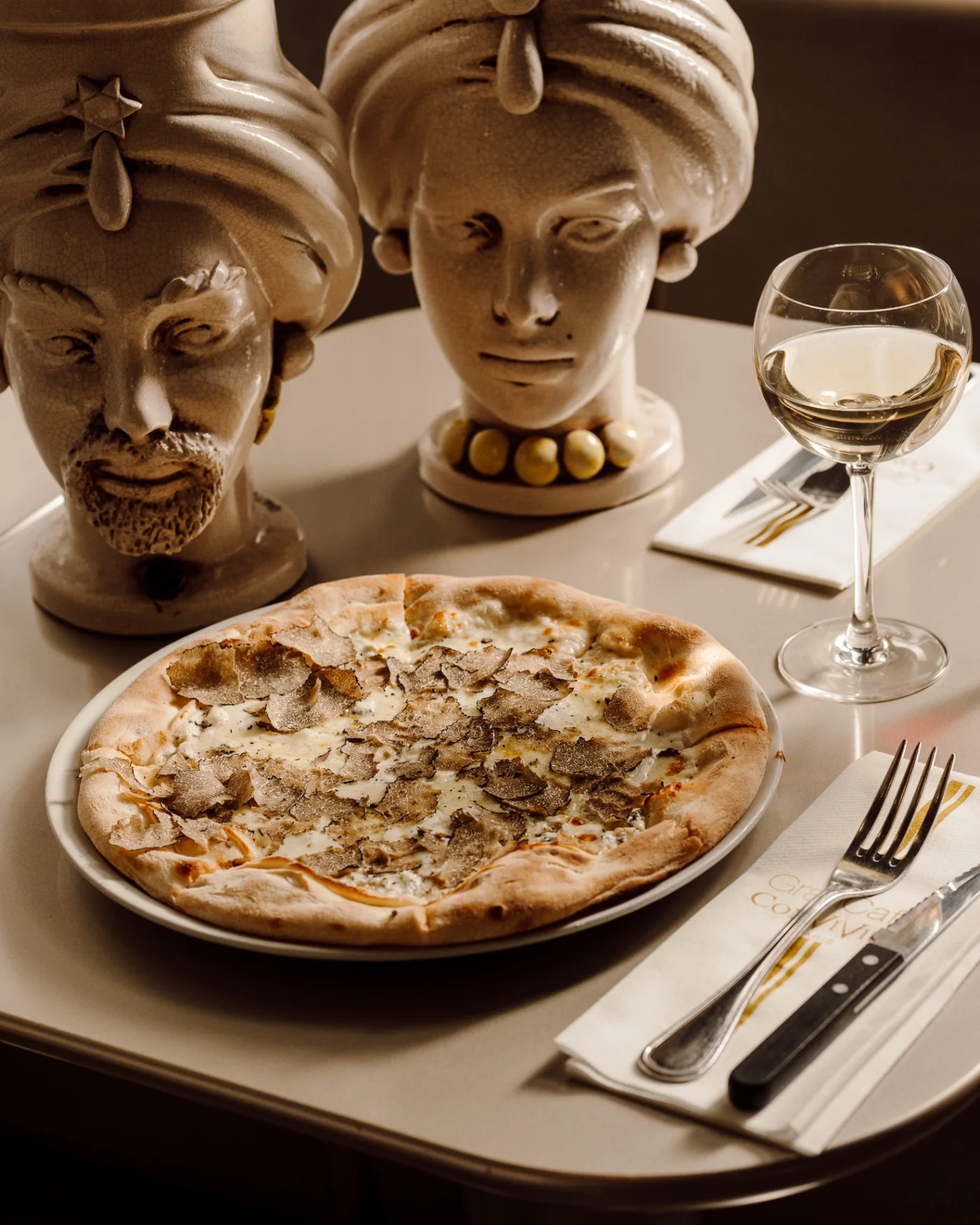 Pizza à la truffe fraîche et têtes de Maure siciliennes