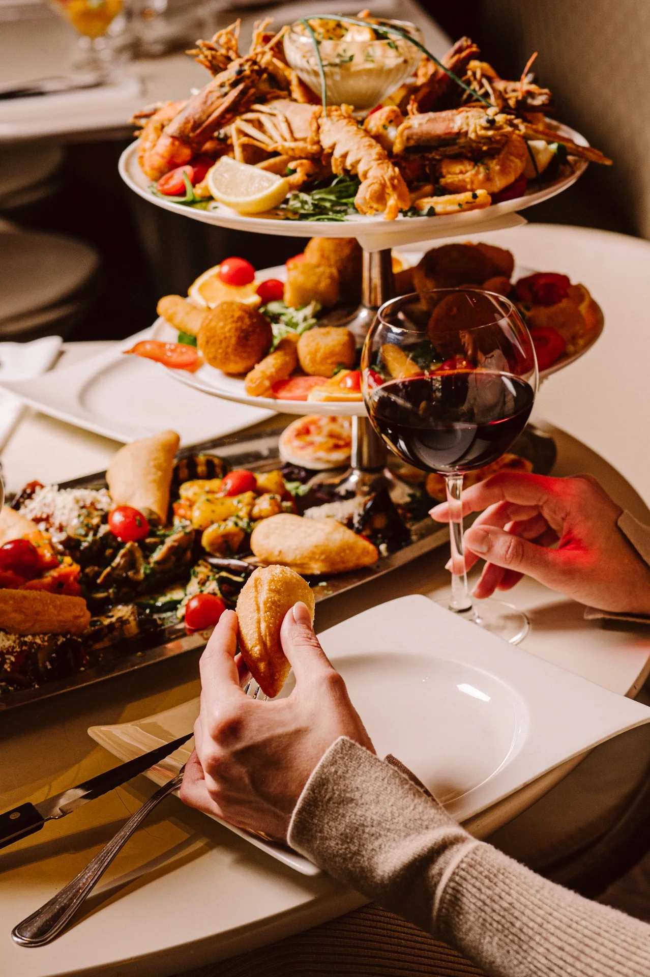 Plateau d'antipasti et de fritures à partager, verre de vin rouge