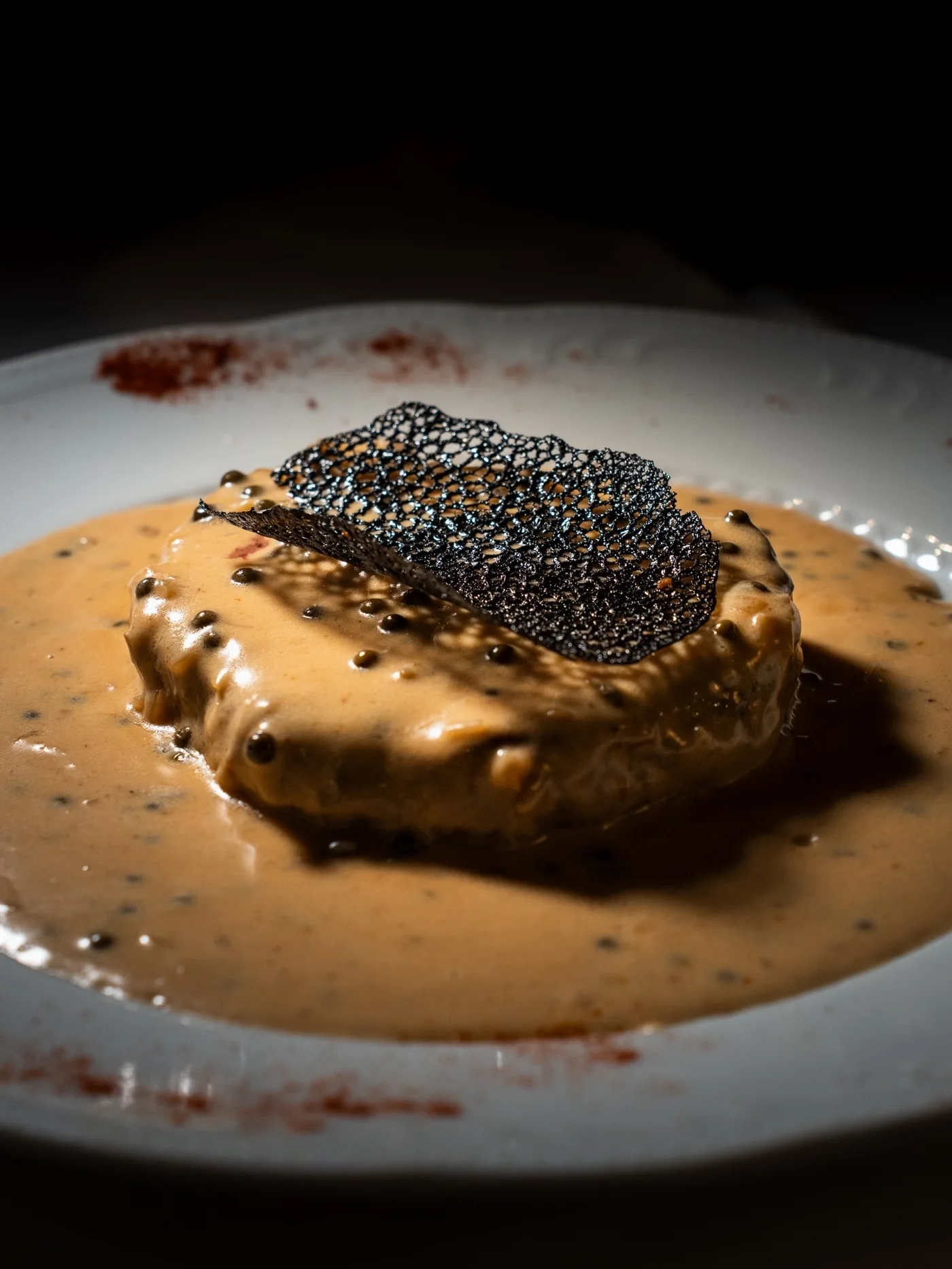 Raviolo à la crème et à la truffe, tuile croustillante