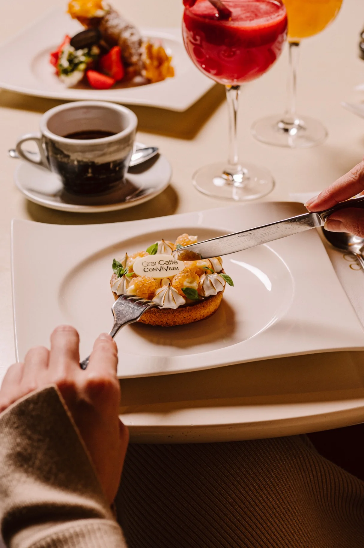 Tartelette aux agrumes signée Gran Caffè Convivium et espresso