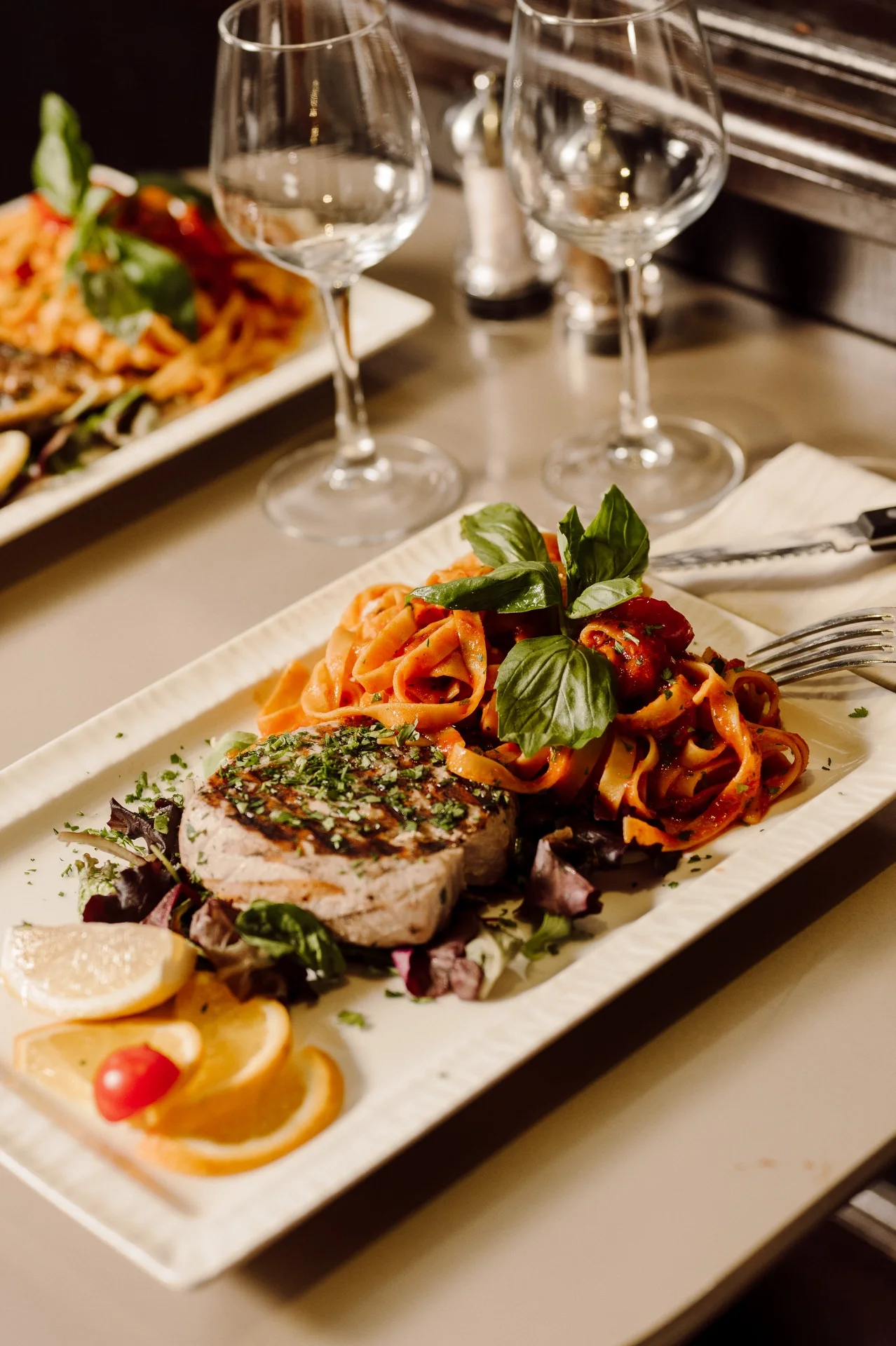 Thon grillé et tagliatelle à la tomate
