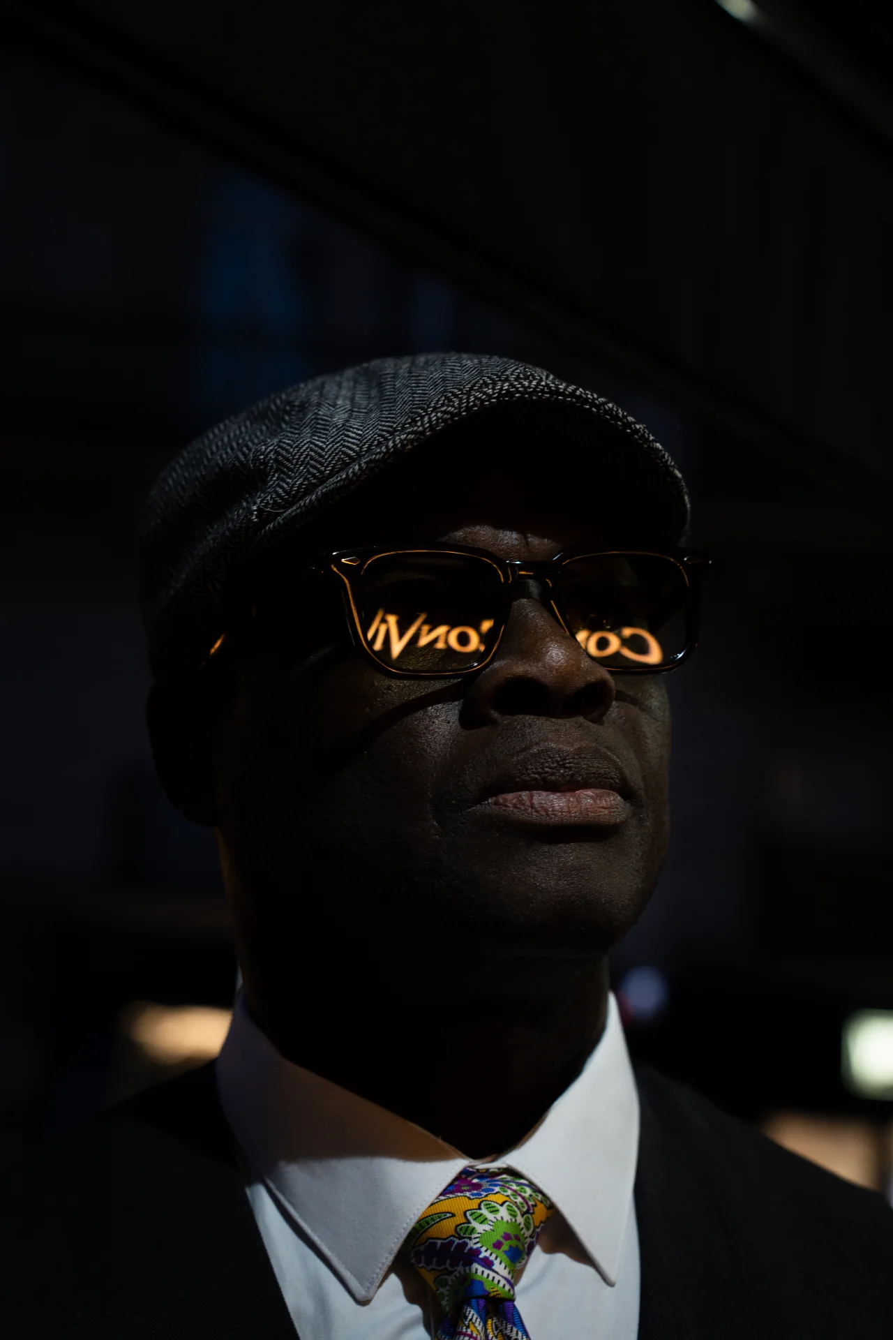 Portrait d'un membre de l'équipe devant l'enseigne lumineuse